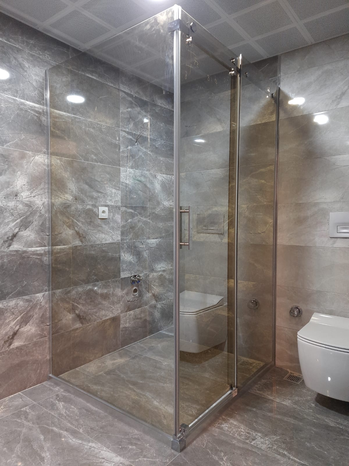 Walk-In Duş Paneli Nedir? Kapısız Tasarım Her Banyoya Uygun mu?